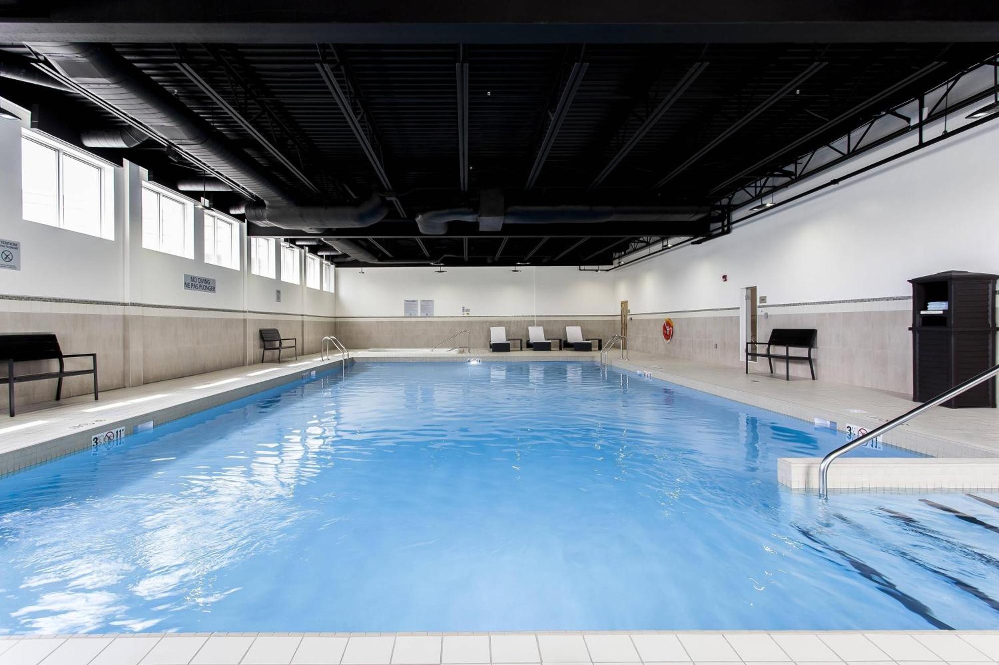Courtyard By Marriott Montreal West Island/Baie D'Urfe Hotell Exteriör bild