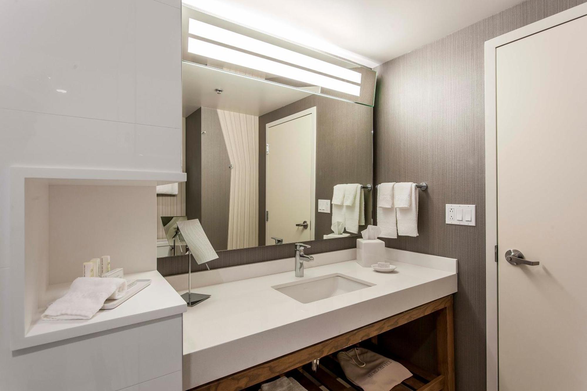 Courtyard By Marriott Montreal West Island/Baie D'Urfe Hotell Exteriör bild
