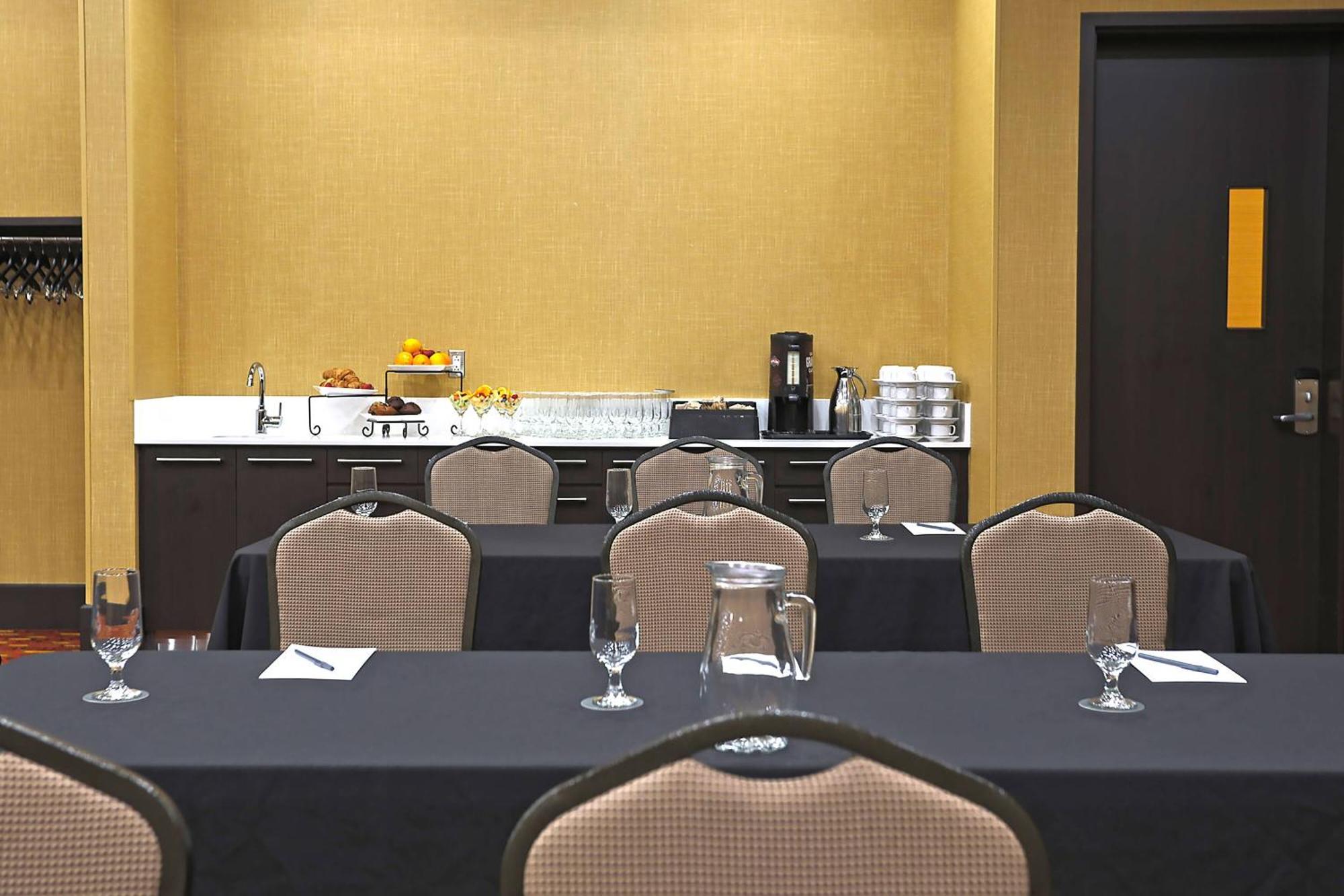 Courtyard By Marriott Montreal West Island/Baie D'Urfe Hotell Exteriör bild