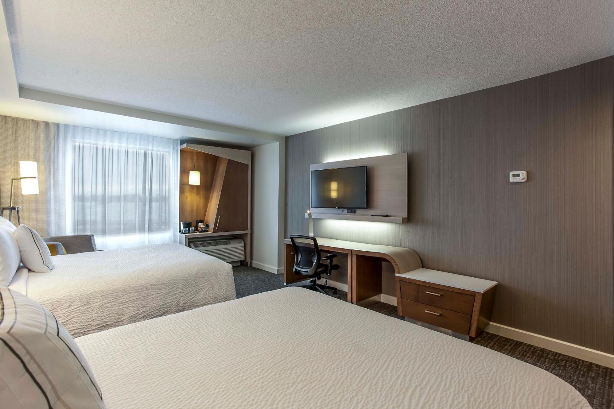 Courtyard By Marriott Montreal West Island/Baie D'Urfe Hotell Exteriör bild
