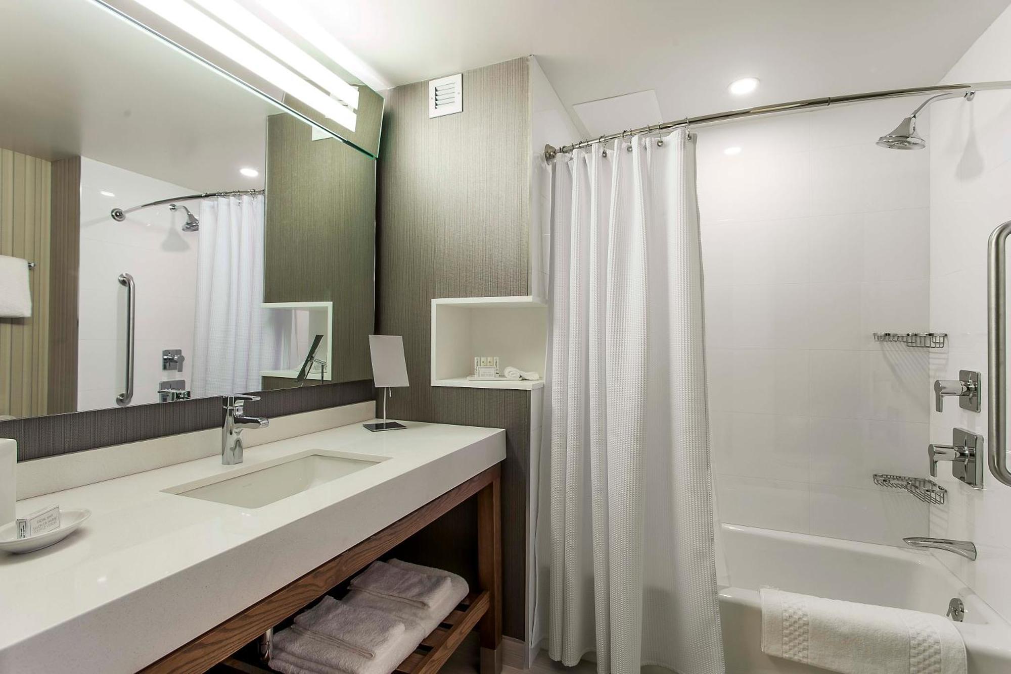 Courtyard By Marriott Montreal West Island/Baie D'Urfe Hotell Exteriör bild