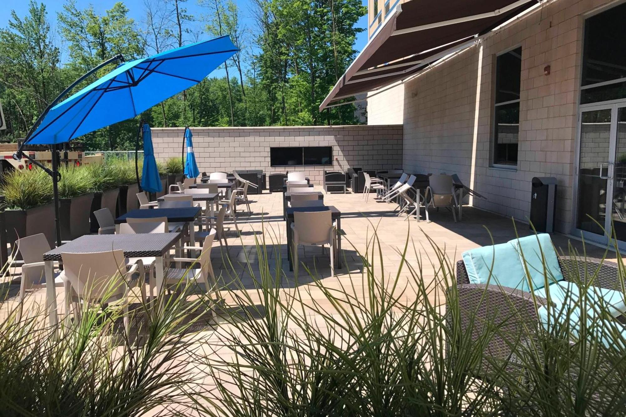 Courtyard By Marriott Montreal West Island/Baie D'Urfe Hotell Exteriör bild