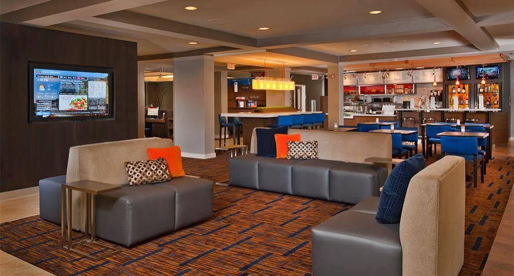 Courtyard By Marriott Montreal West Island/Baie D'Urfe Hotell Exteriör bild